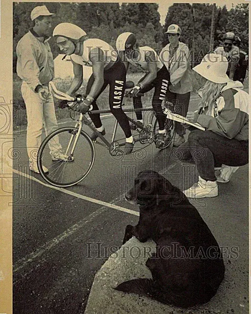 1990 Press Photo Cyclists prepare to start tandem bike race, Alaska - lrb31668